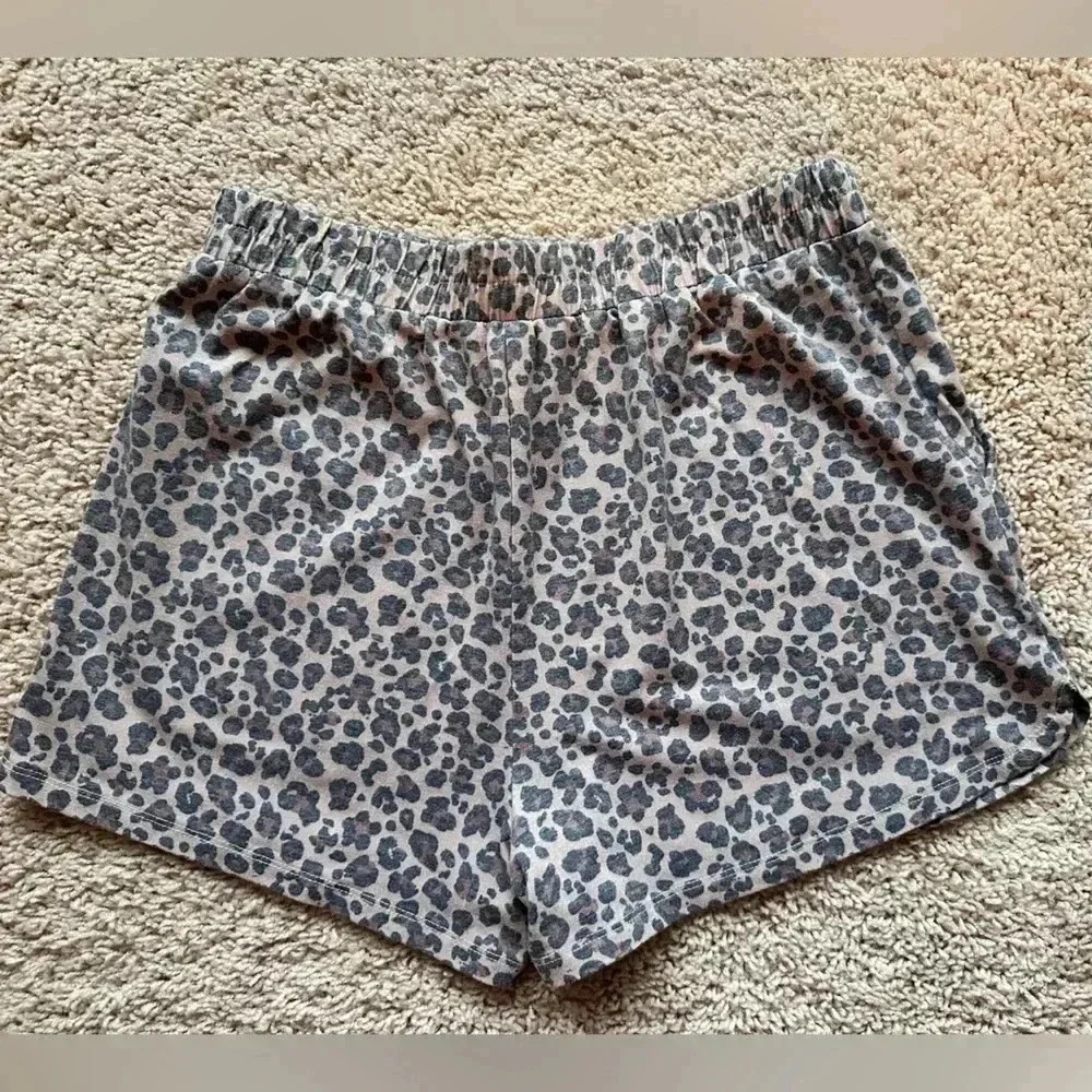 Very J leopard print shorts, size medium - Picture 3 of 3